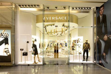 versace novara via belletti|Versace venduta al gruppo Usa Michael Kors: “Il cuore creativo .